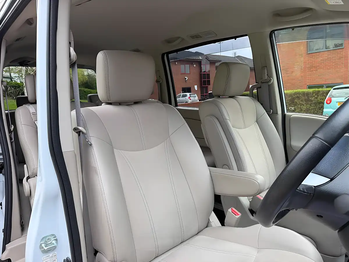 Used 2014 Nissan Serena S White - Interior and Exterior details 13