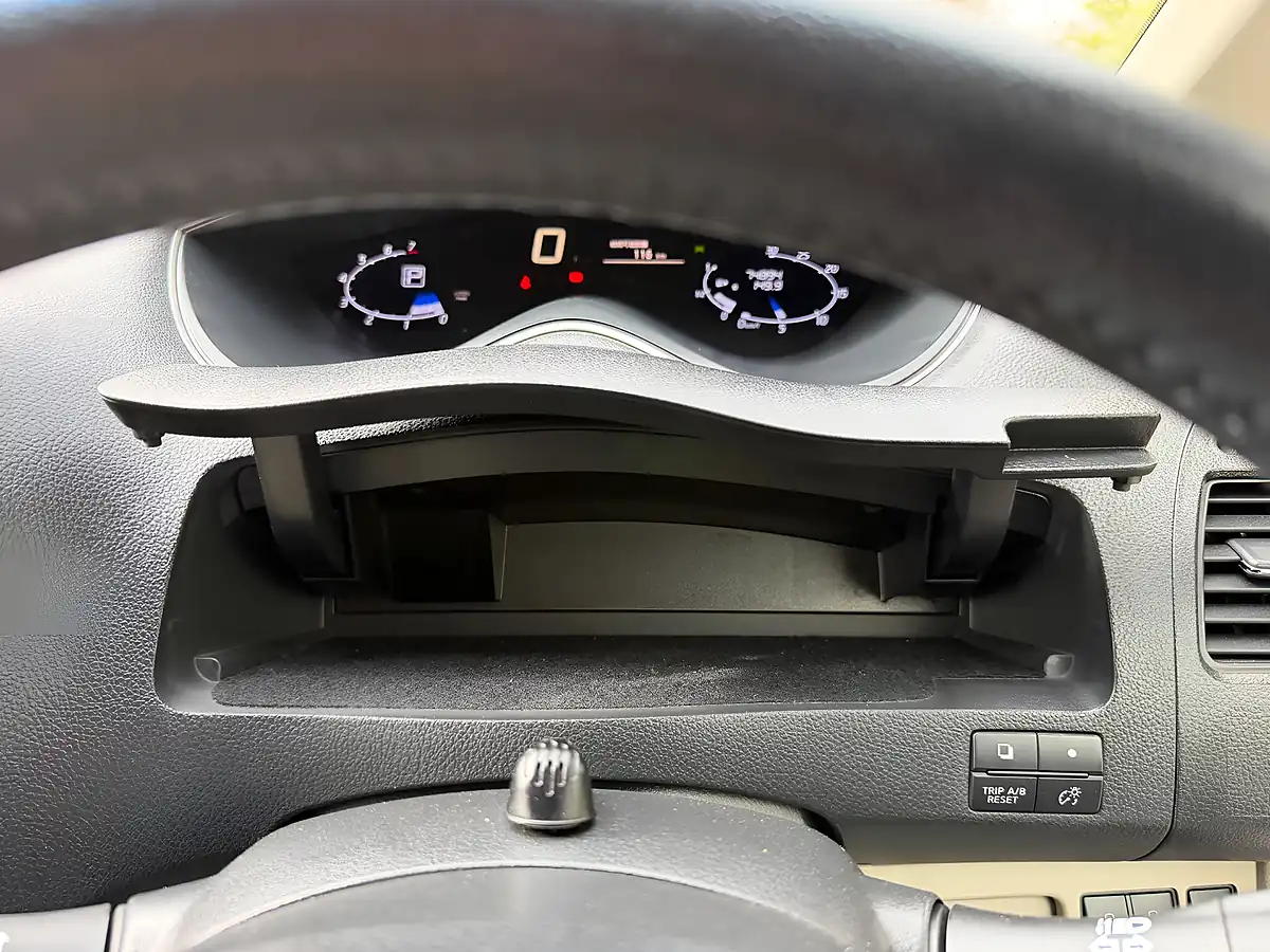 Used 2014 Nissan Serena S White - Interior and Exterior details 17