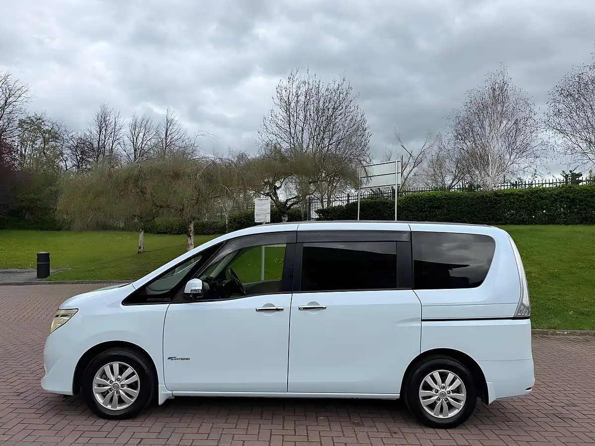 Used 2014 Nissan Serena S White - Interior and Exterior details 4