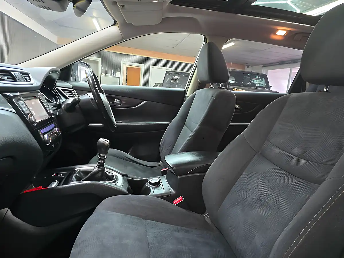 Used 2014 Nissan X-Trail N-Tec White - Interior and Exterior details 10