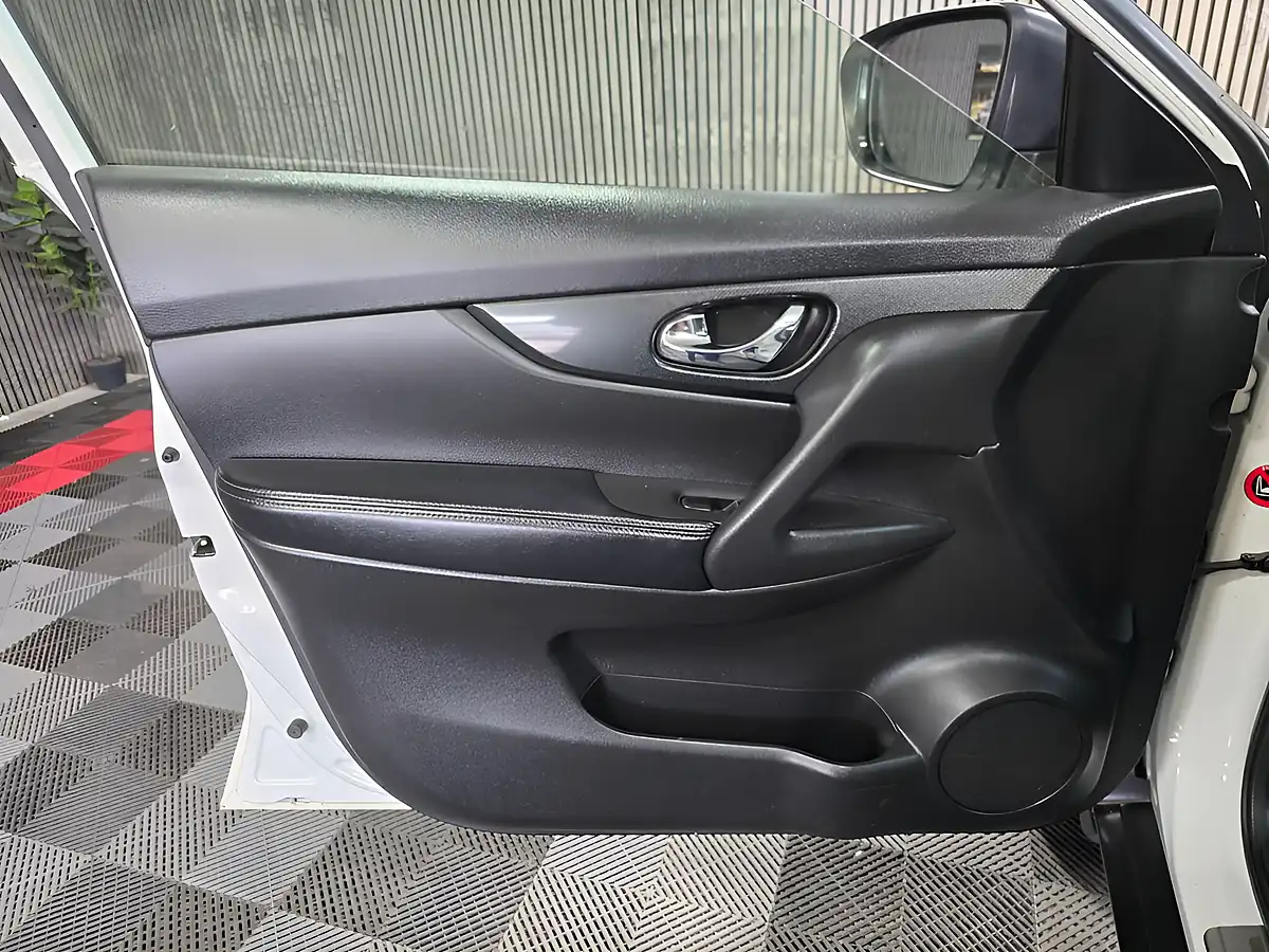 Used 2014 Nissan X-Trail N-Tec White - Interior and Exterior details 11