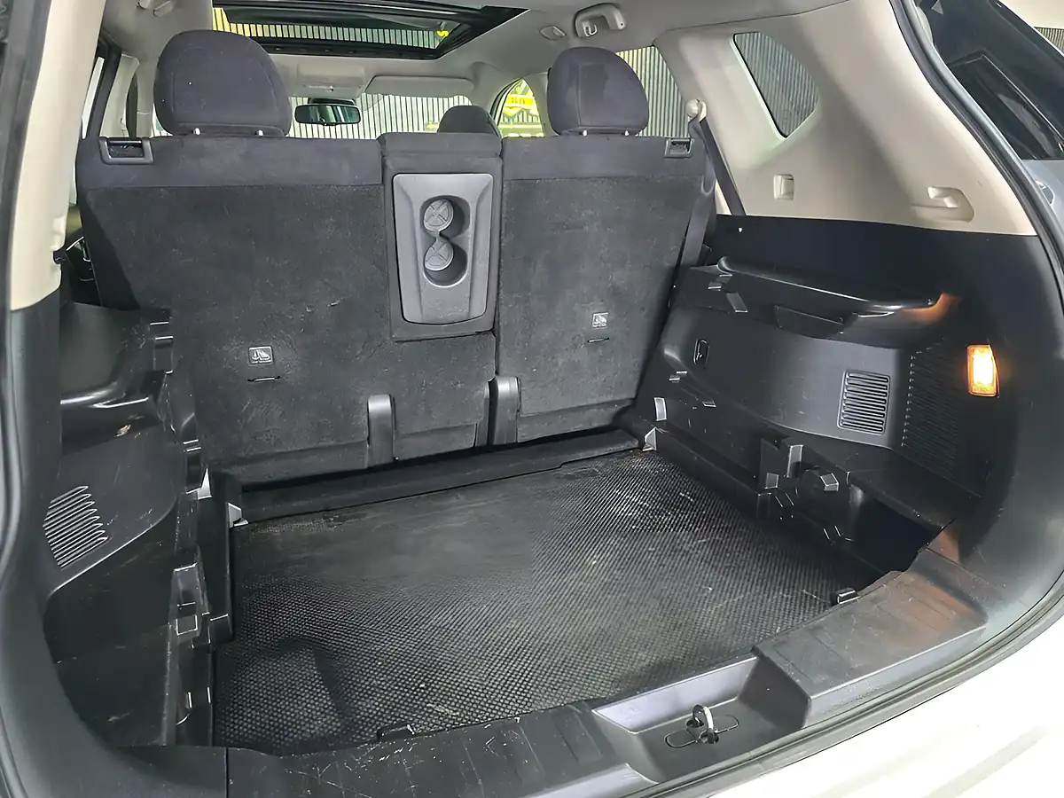 Used 2014 Nissan X-Trail N-Tec White - Interior and Exterior details 16