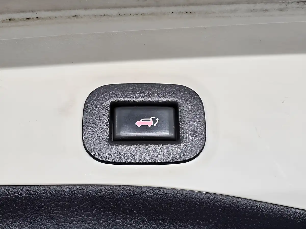 Used 2014 Nissan X-Trail N-Tec White - Interior and Exterior details 19