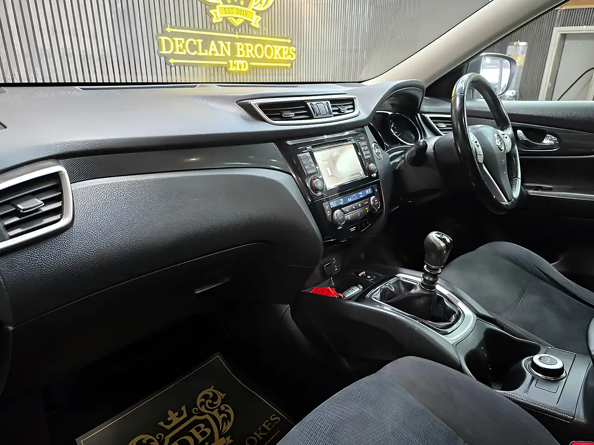 Used 2014 Nissan X-Trail N-Tec White - Interior and Exterior details 9