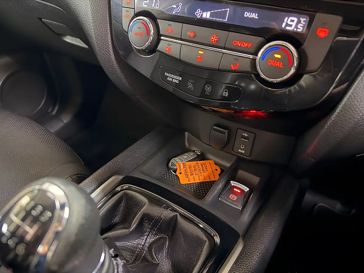 Used 2014 Nissan X-Trail Tekna Orange Metallic - Interior and Exterior details 10