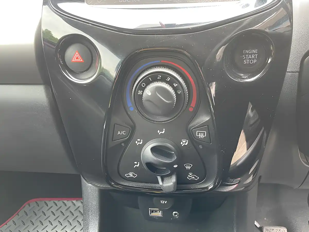 Used 2014 Peugeot 108 Allure Purple - Interior and Exterior details 15