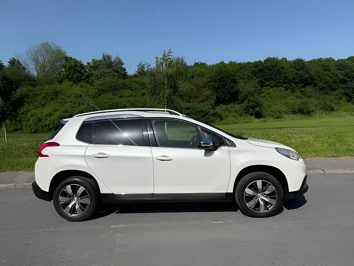 Used 2014 Peugeot 2008 Allure White - Front View