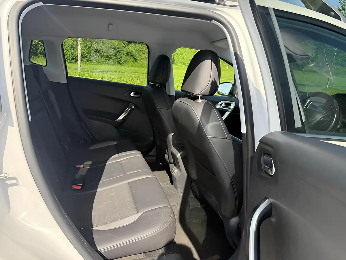 Used 2014 Peugeot 2008 Allure White - Interior and Exterior details 11