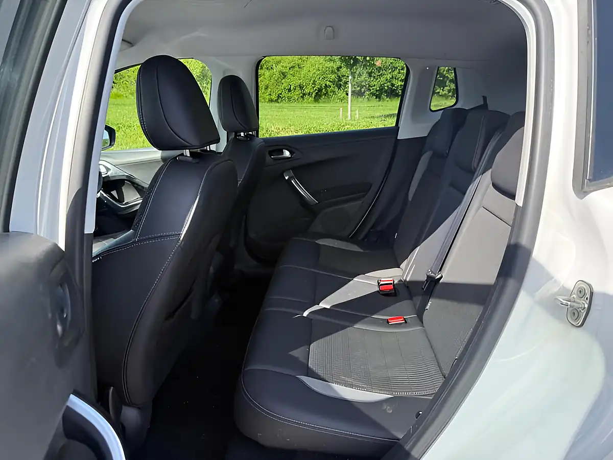 Used 2014 Peugeot 2008 Allure White - Interior and Exterior details 8
