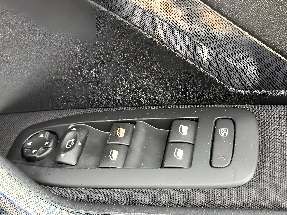 Used 2014 Peugeot 2008 Allure White - Interior and Exterior details 13