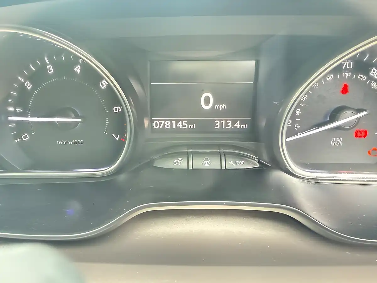 Used 2014 Peugeot 2008 Allure White - Interior and Exterior details 8