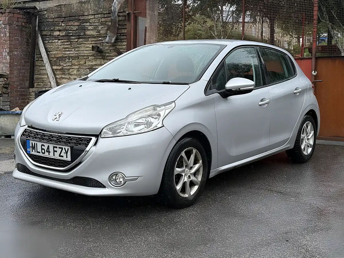 Used 2014 Peugeot 208 Active Silver - Interior and Exterior details 4