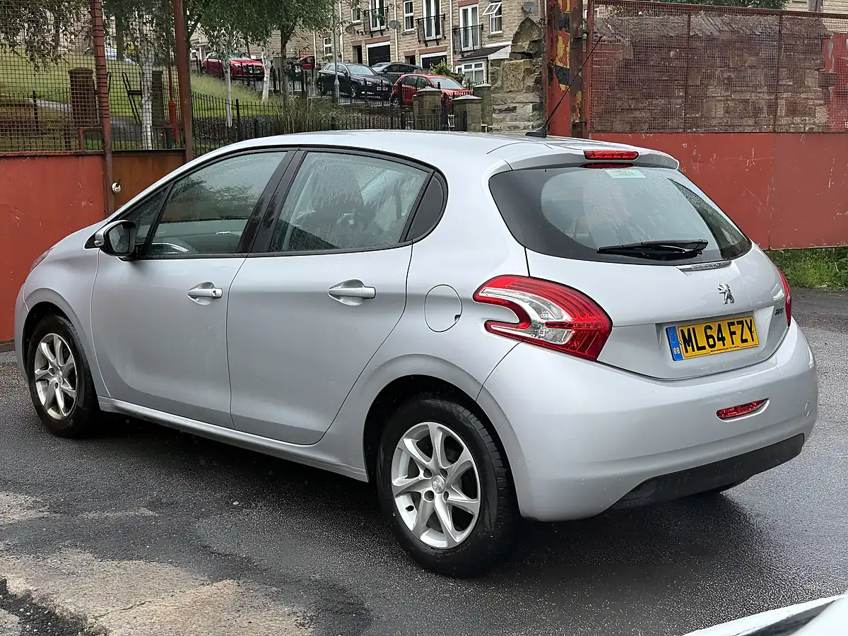 Used 2014 Peugeot 208 Active Silver - Interior and Exterior details 5