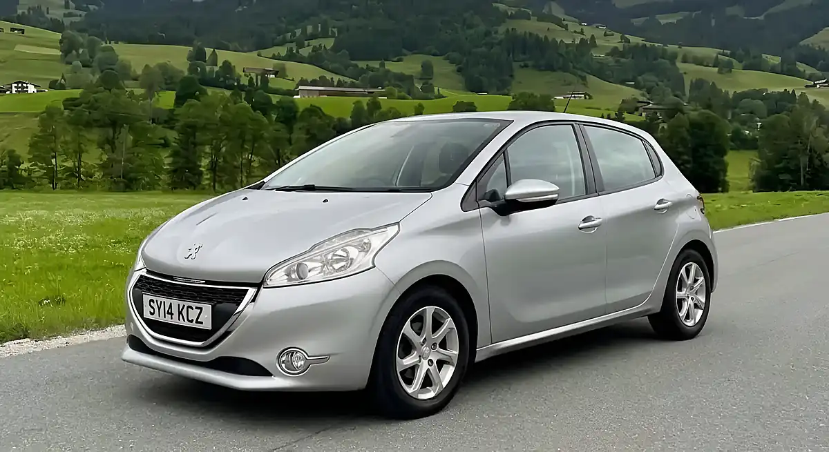 Used 2014 Peugeot 208 Active Silver - Interior and Exterior details 3