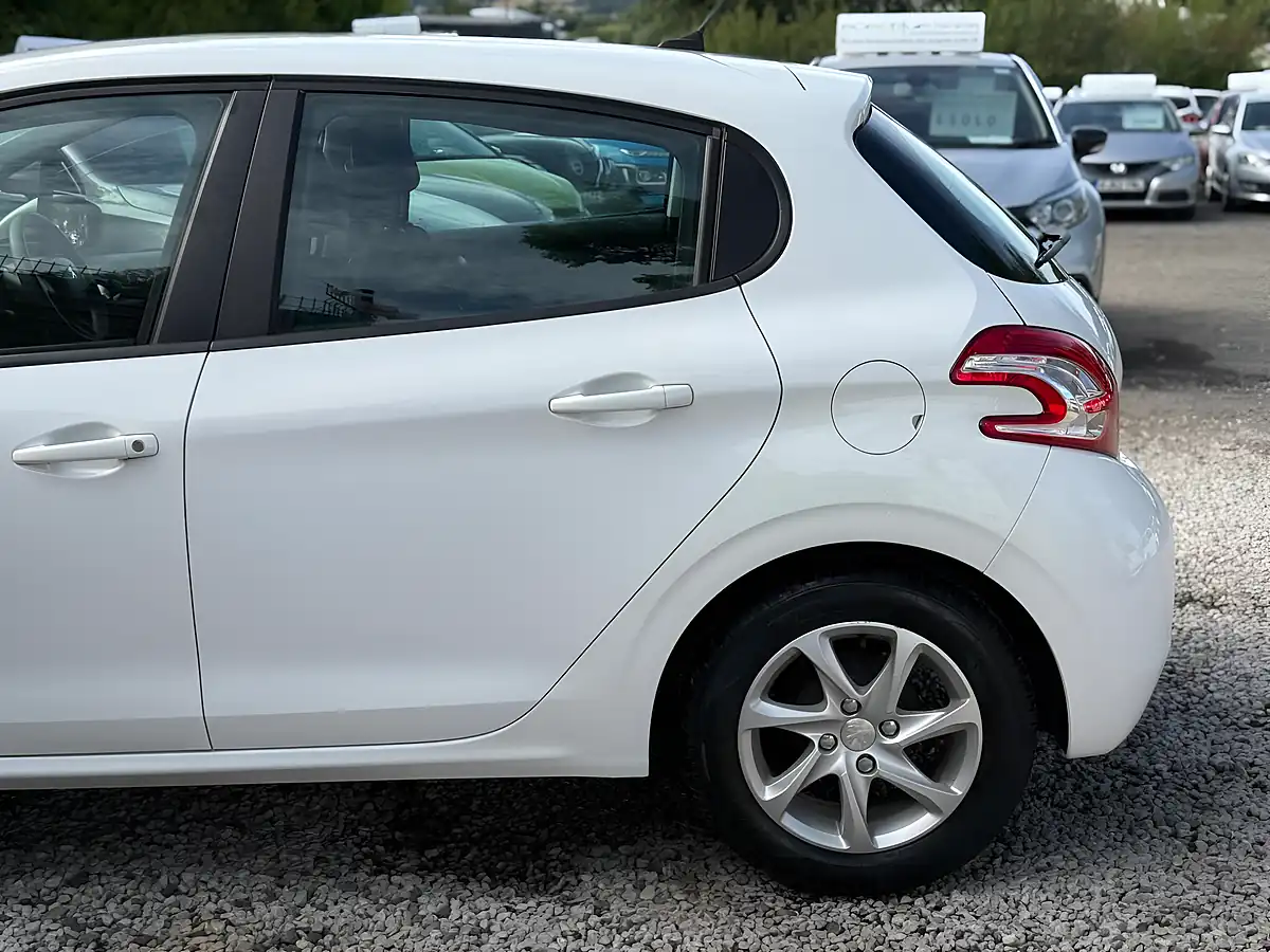 Used 2014 Peugeot 208 Active White - Interior and Exterior details 4