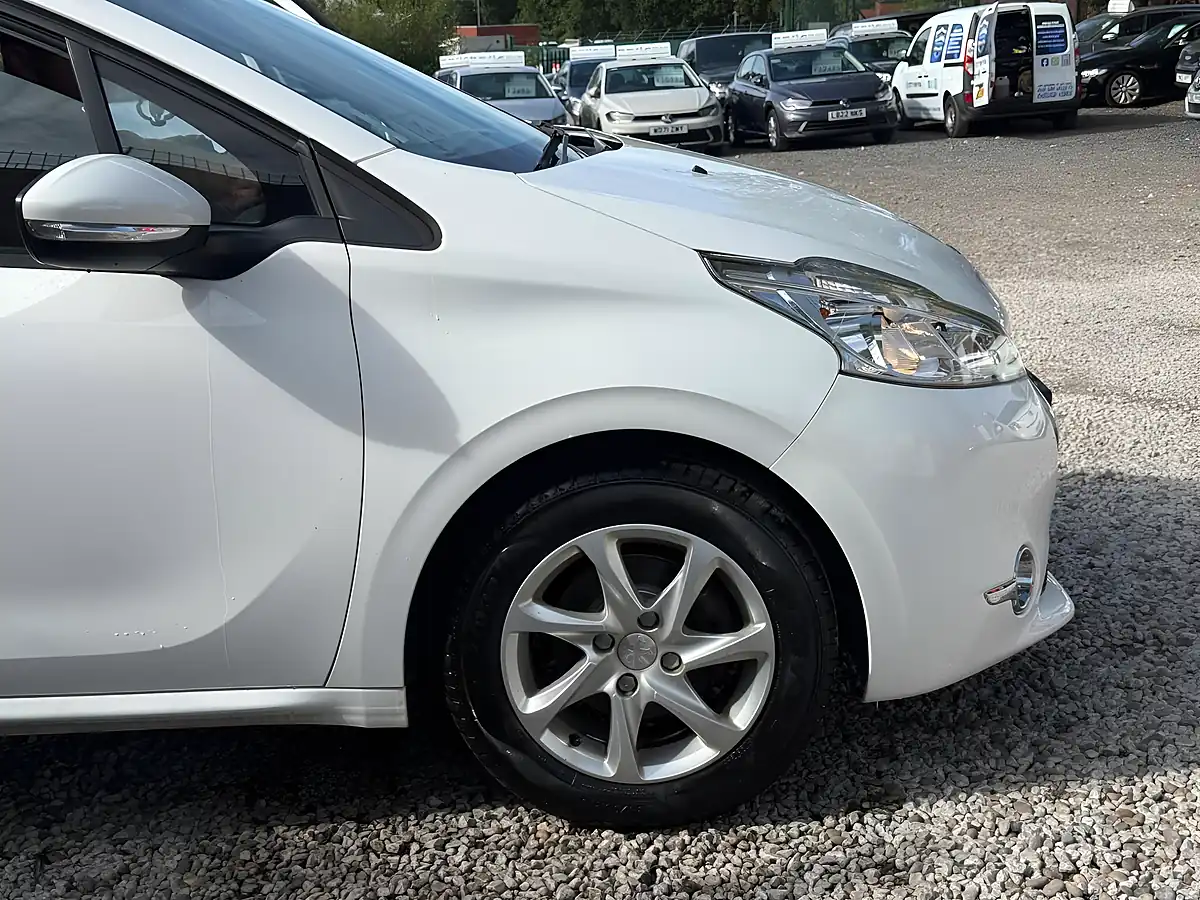 Used 2014 Peugeot 208 Active White - Interior and Exterior details 5