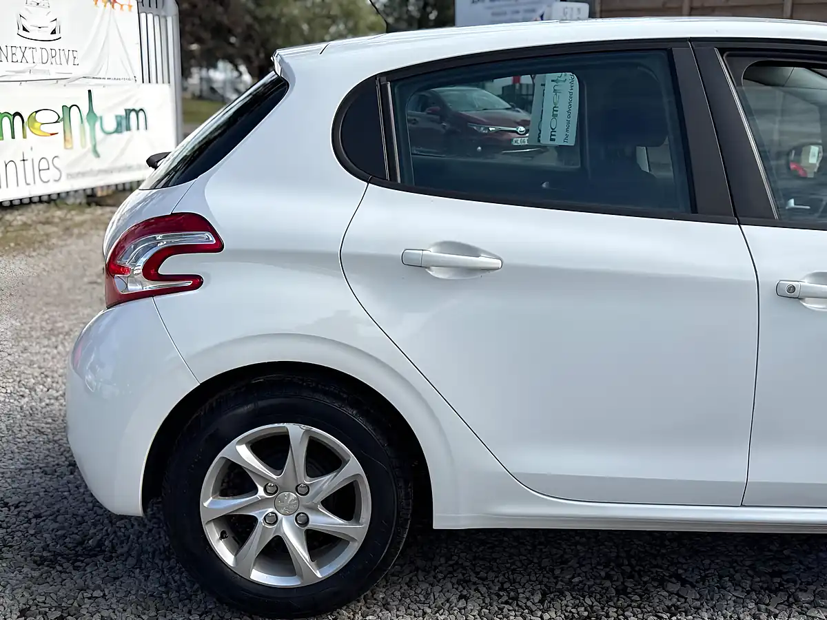 Used 2014 Peugeot 208 Active White - Interior and Exterior details 7
