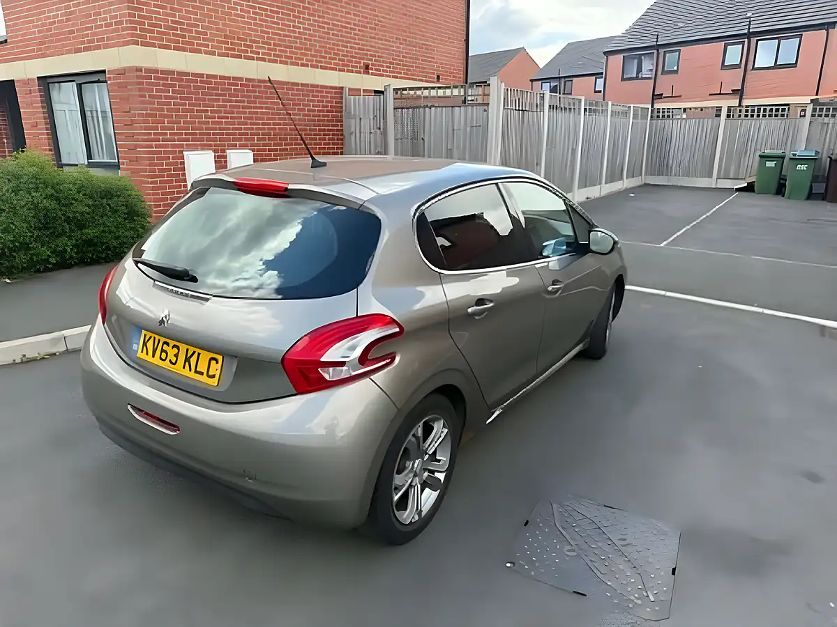 Used 2014 Peugeot 208 Allure Grey - Interior and Exterior details 18