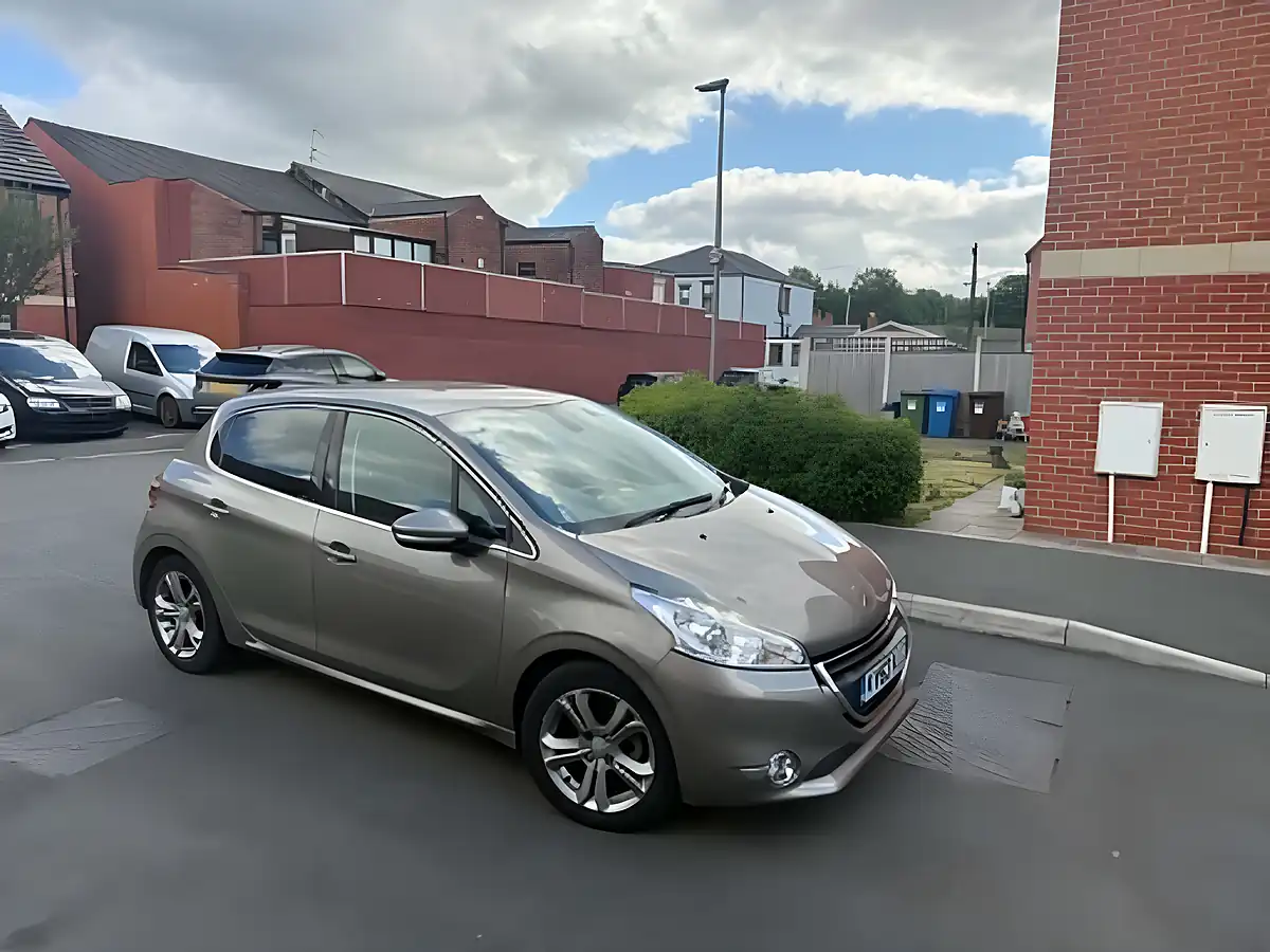 Used 2014 Peugeot 208 Allure Grey - Interior and Exterior details 3