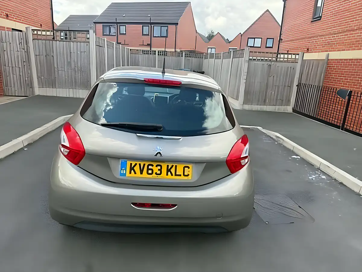 Used 2014 Peugeot 208 Allure Grey - Interior and Exterior details 5
