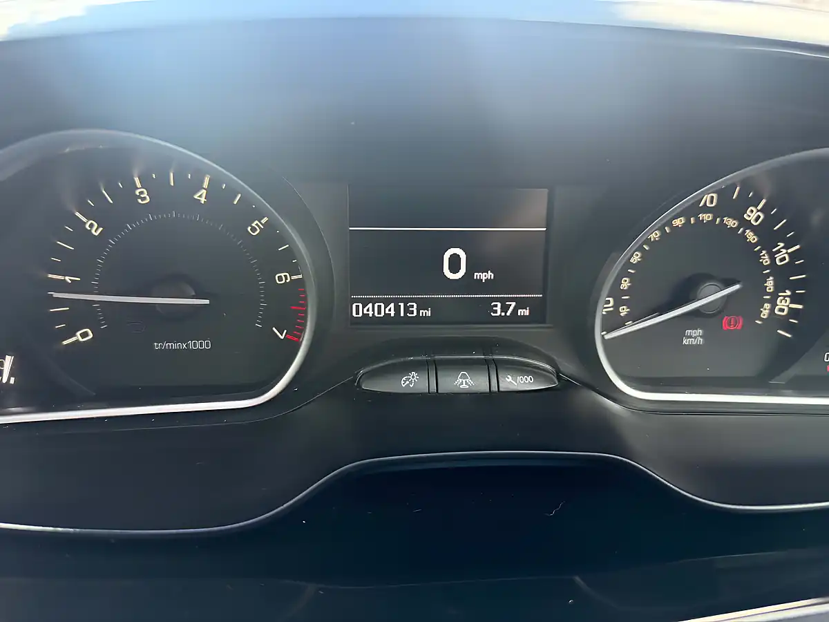 Used 2014 Peugeot 208 Allure Grey - Interior and Exterior details 6