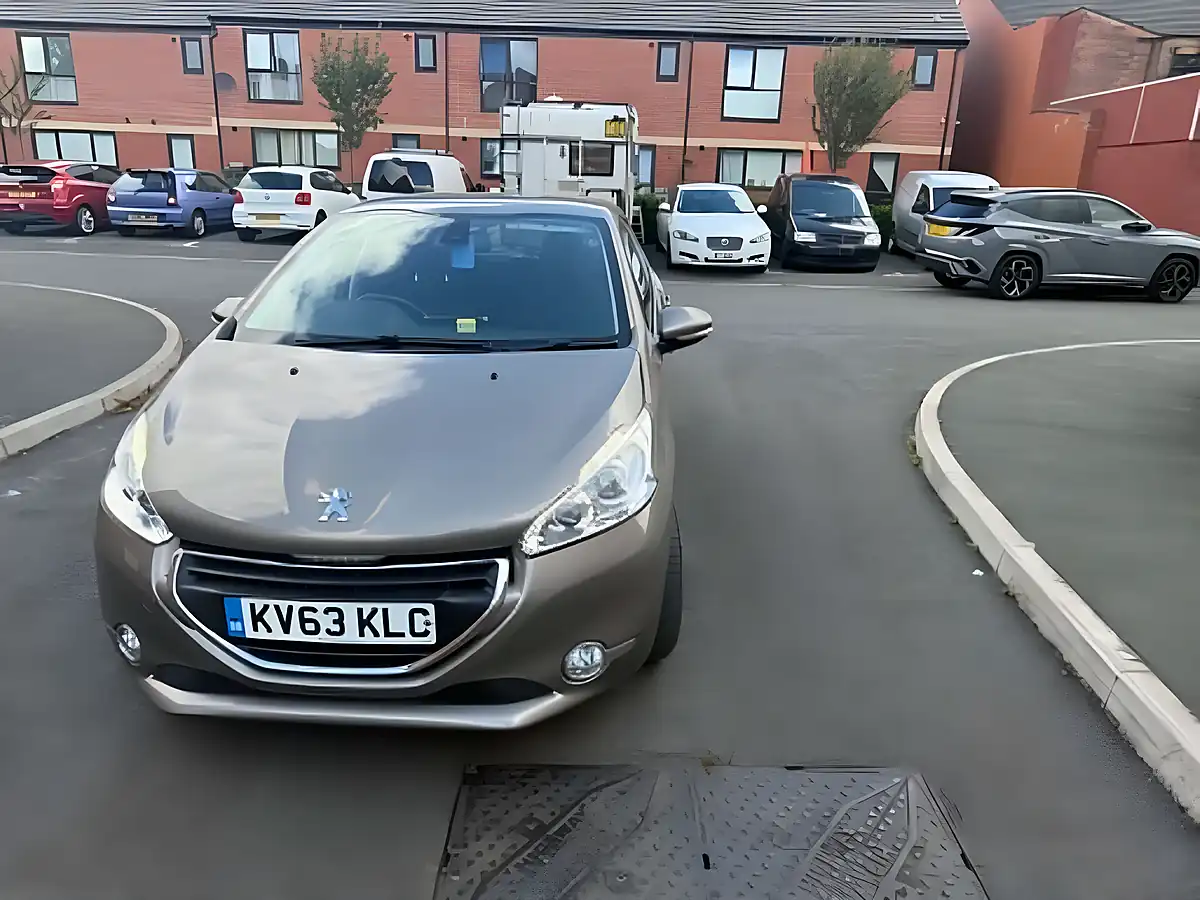 Used 2014 Peugeot 208 Allure Grey - Interior and Exterior details 7