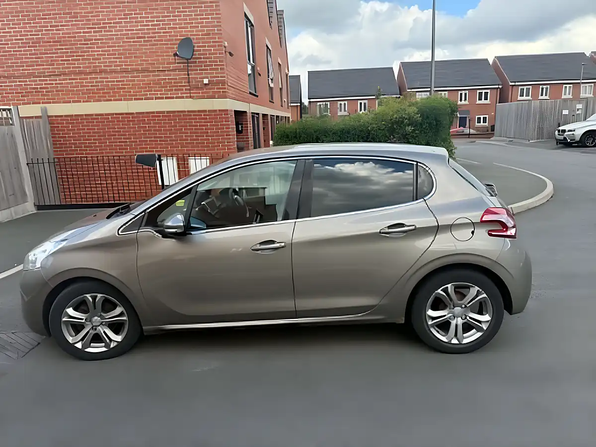 Used 2014 Peugeot 208 Allure Grey - Interior and Exterior details 8