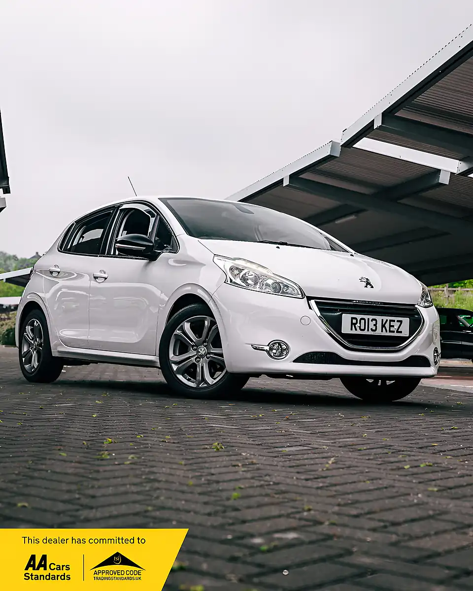 Used 2014 Peugeot 208 Allure White - Front View