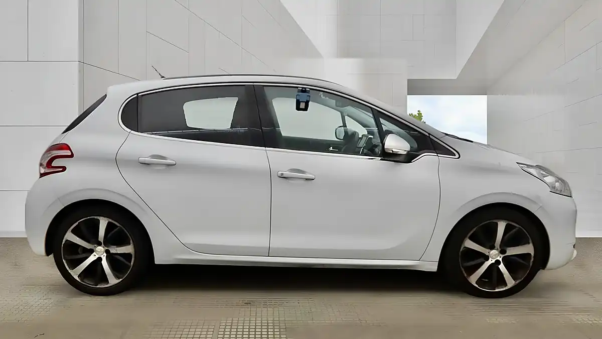 Used 2014 Peugeot 208 Feline Egc White - Interior and Exterior details 8