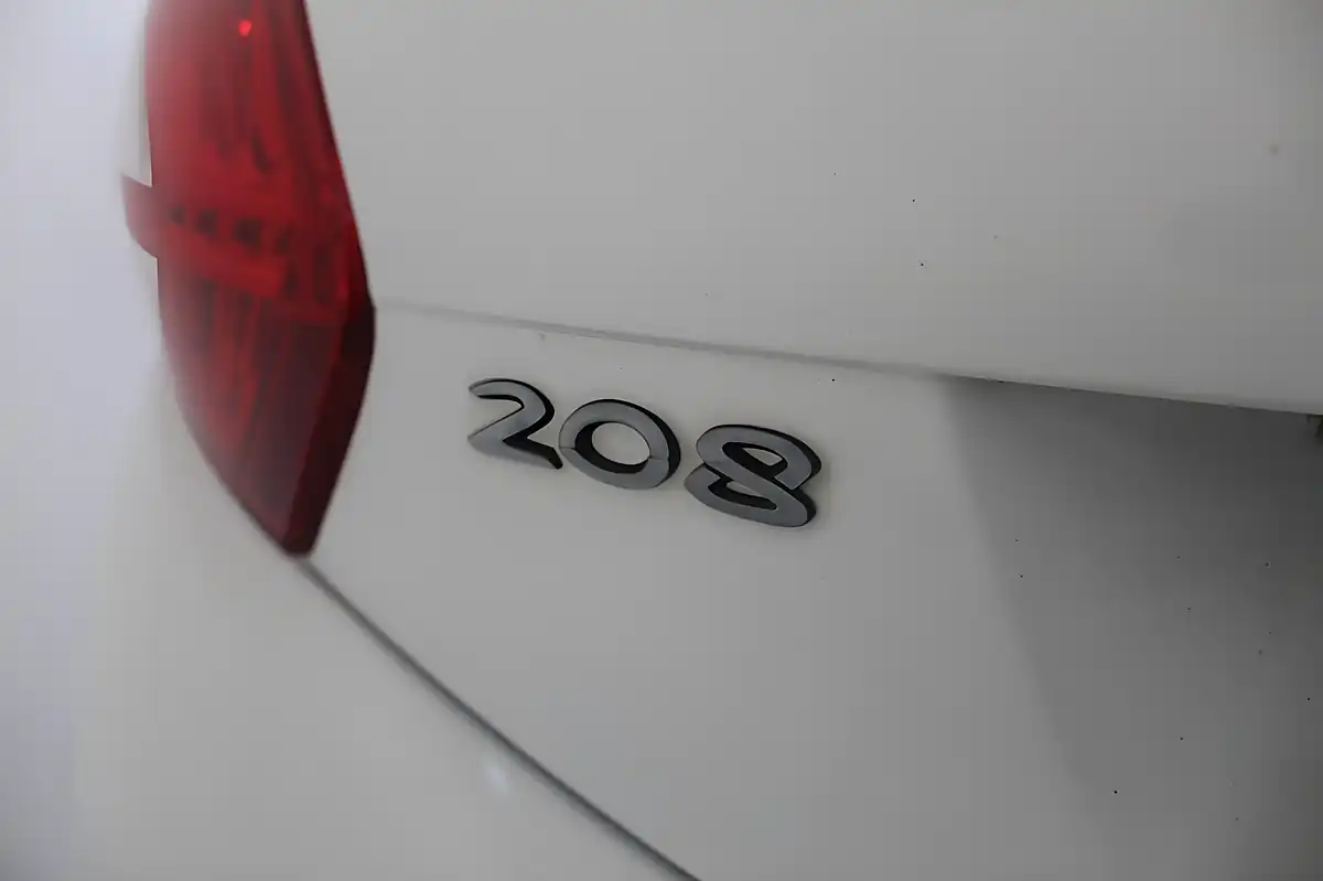 Used 2014 Peugeot 208 GTI White - Interior and Exterior details 11
