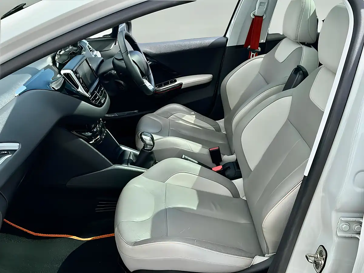 Used 2014 Peugeot 208 Roland Garros White - Interior and Exterior details 10