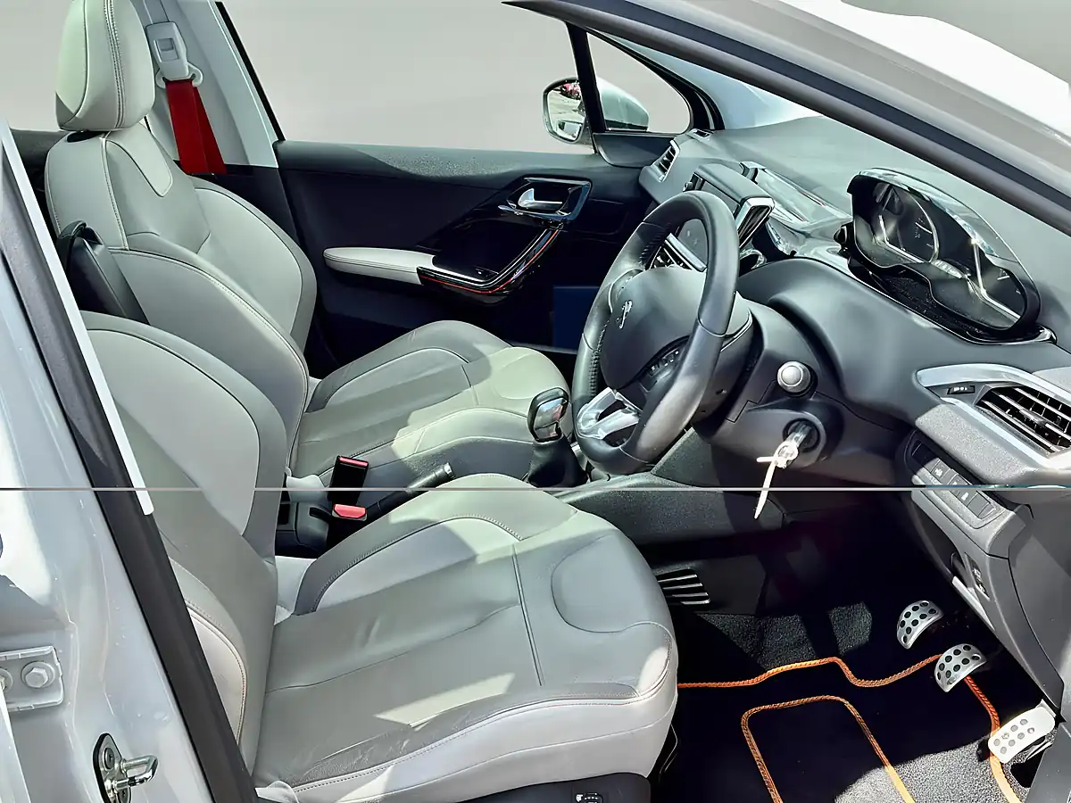 Used 2014 Peugeot 208 Roland Garros White - Interior and Exterior details 6