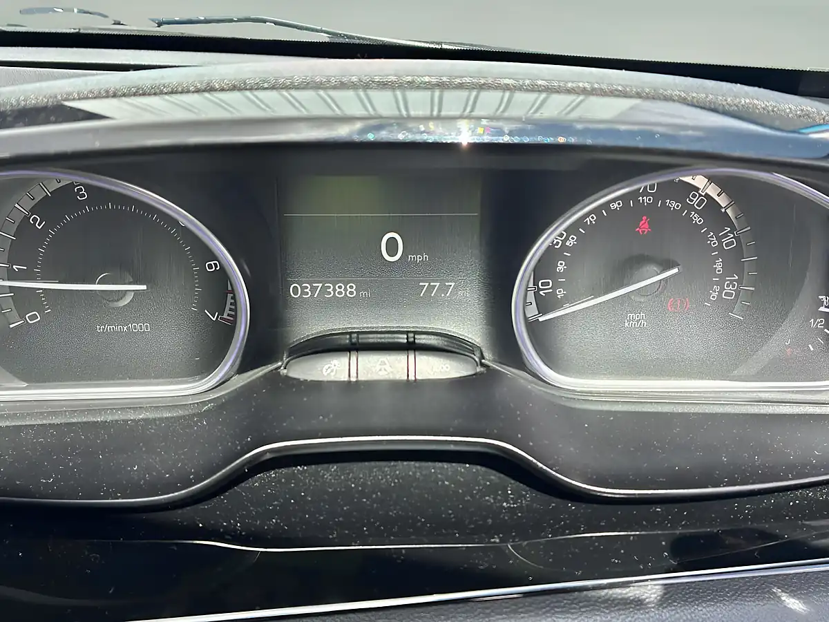 Used 2014 Peugeot 208 Roland Garros White - Interior and Exterior details 7