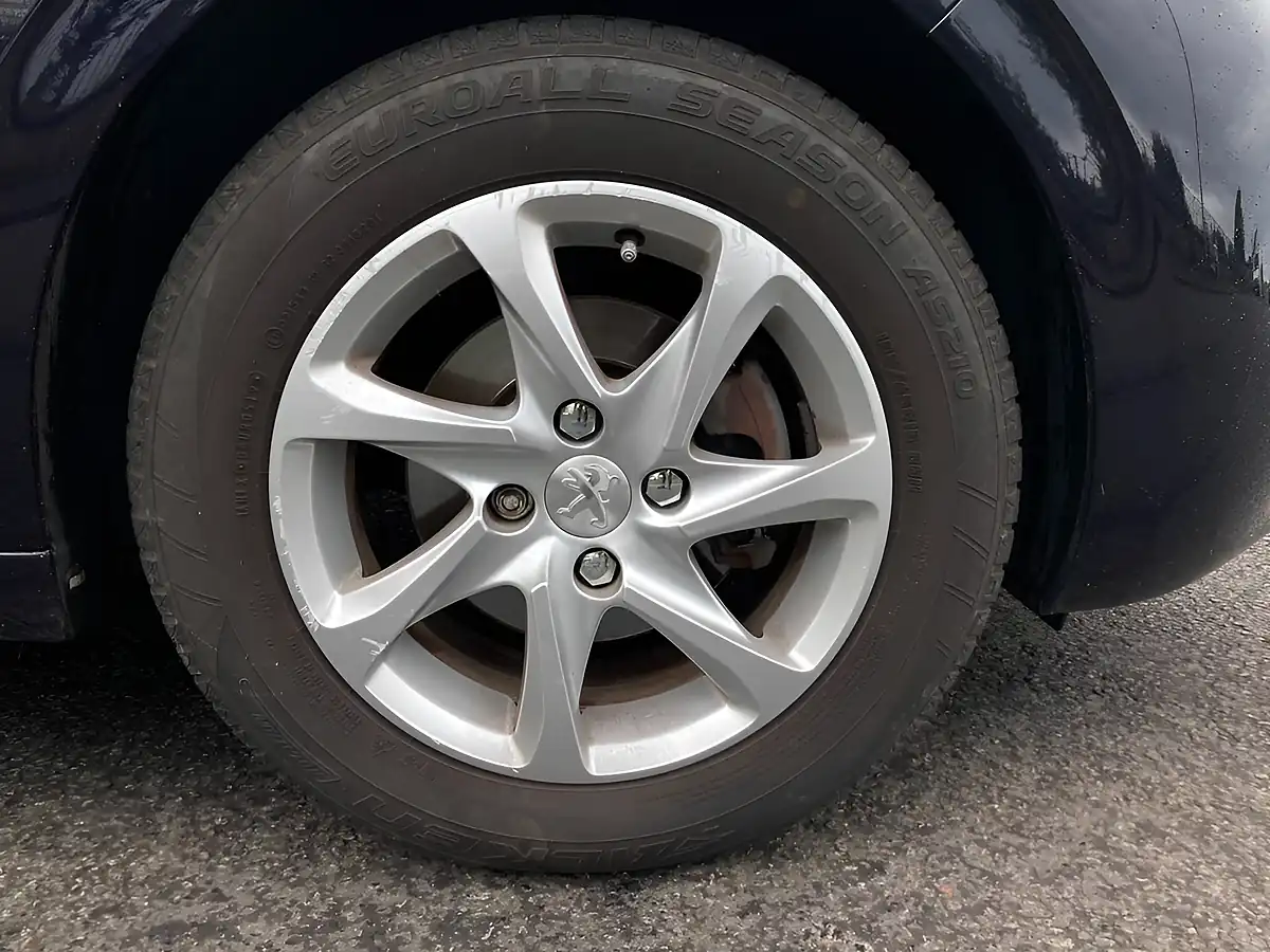 Used 2014 Peugeot 208 Style Blue - Interior and Exterior details 9