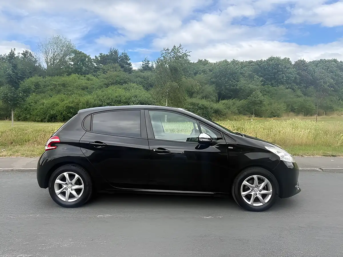 Used 2014 Peugeot 208 Style Nera Black - Front View