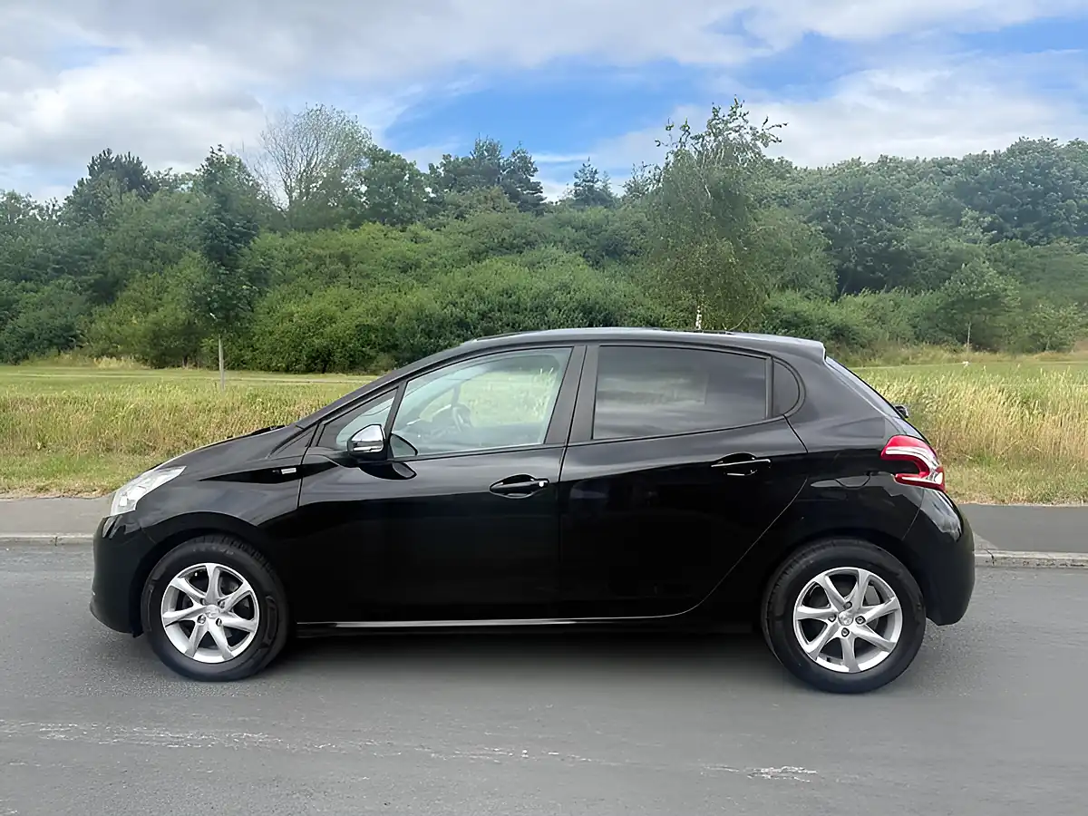 Used 2014 Peugeot 208 Style Nera Black - Interior and Exterior details 4