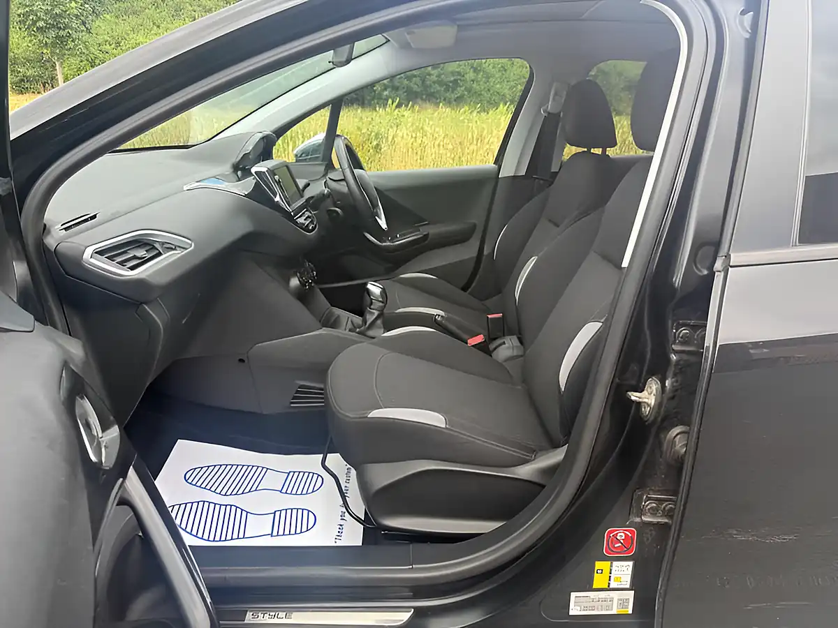 Used 2014 Peugeot 208 Style Nera Black - Interior and Exterior details 6