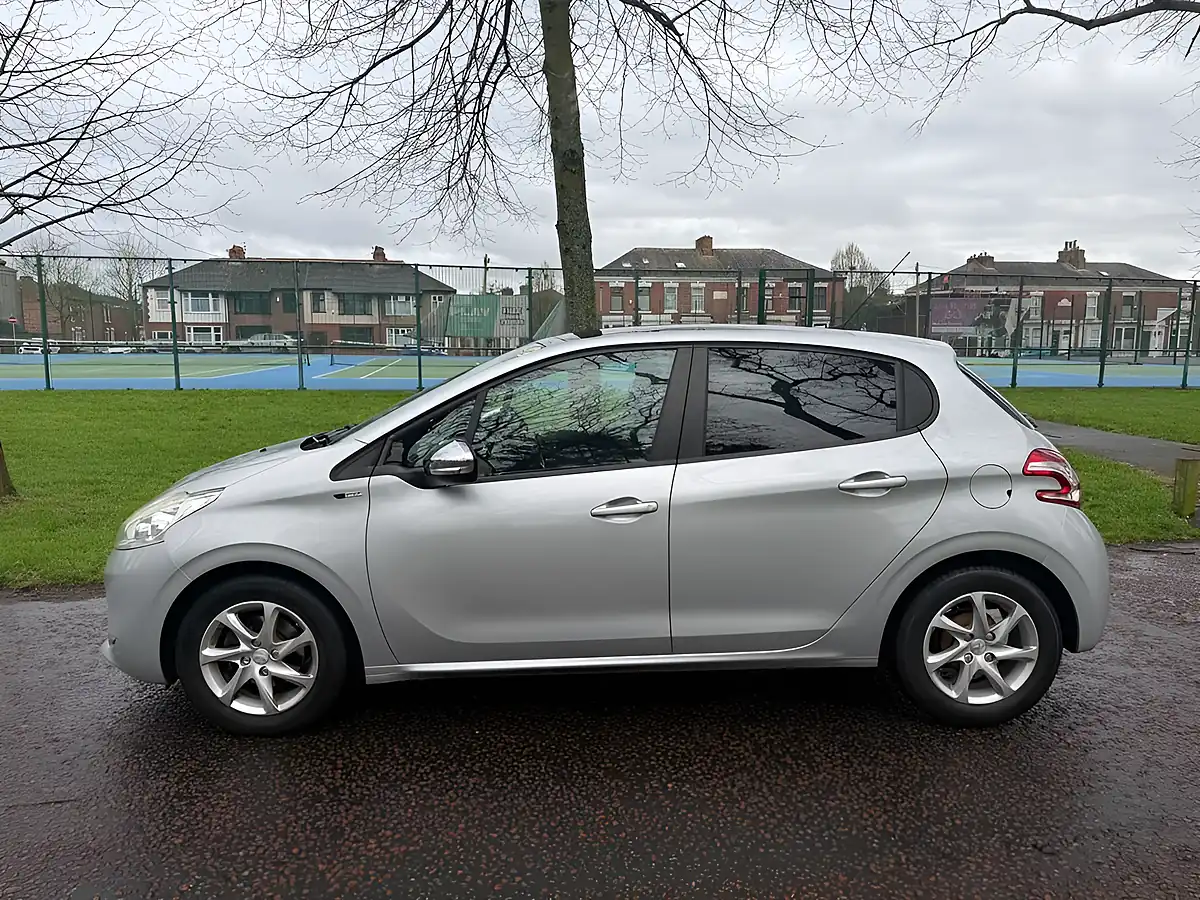 Used 2014 Peugeot 208 Style Silver - Interior and Exterior details 4
