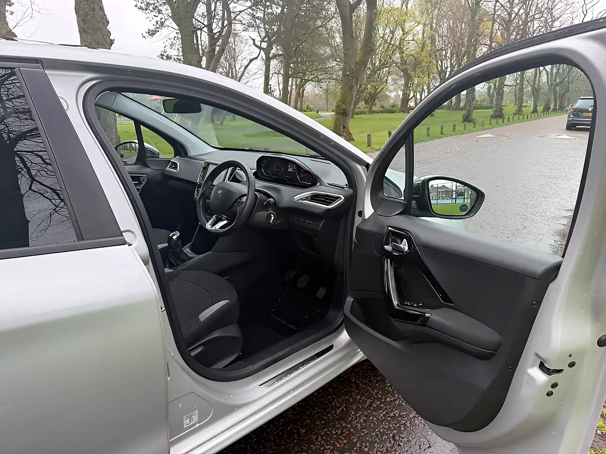 Used 2014 Peugeot 208 Style Silver - Interior and Exterior details 7