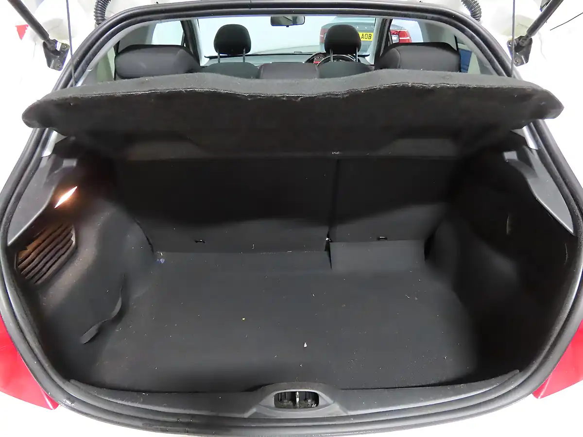 Used 2014 Peugeot 208 Style White - Interior and Exterior details 6