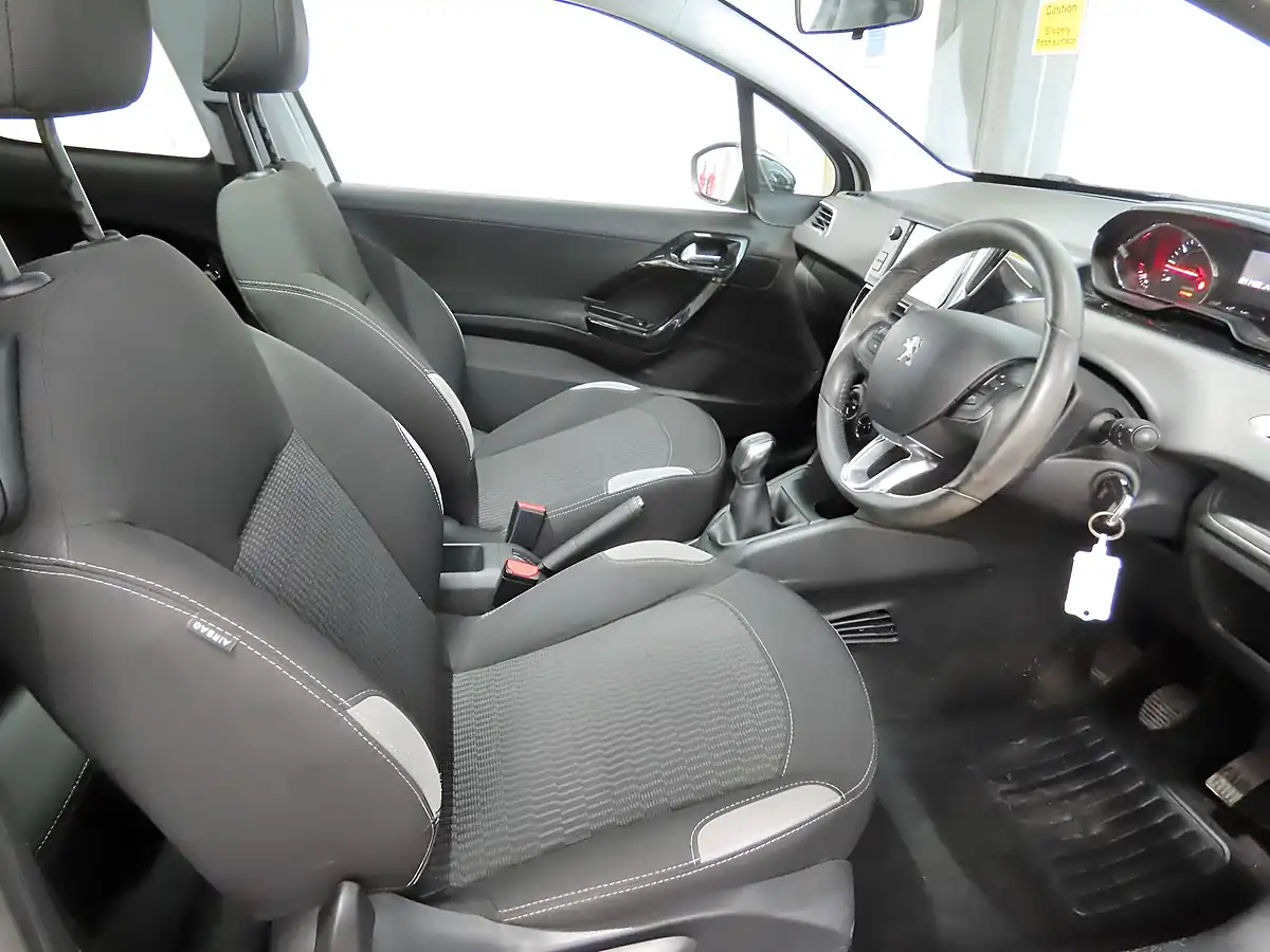 Used 2014 Peugeot 208 Style White - Interior and Exterior details 8