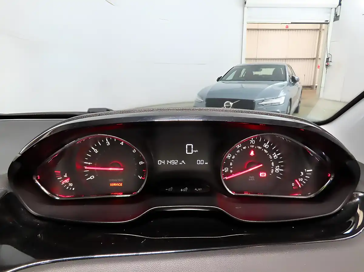 Used 2014 Peugeot 208 Style White - Interior and Exterior details 9