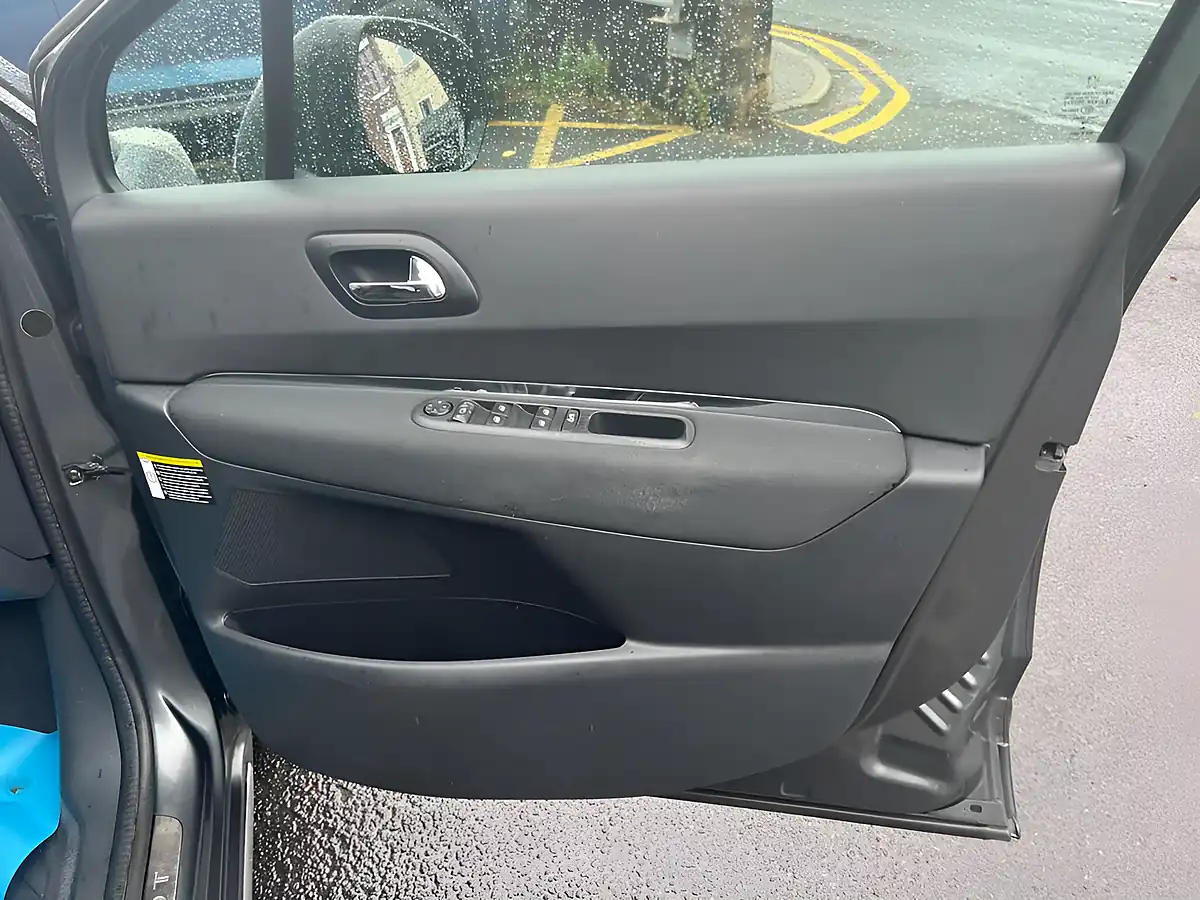 Used 2014 Peugeot 3008 Active Grey - Interior and Exterior details 15
