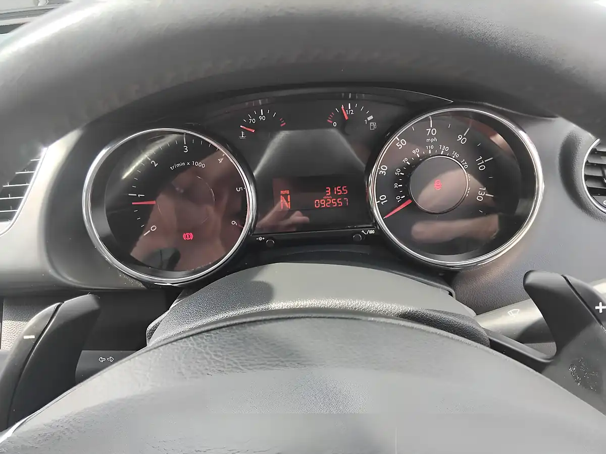 Used 2014 Peugeot 3008 Active Red - Interior and Exterior details 16