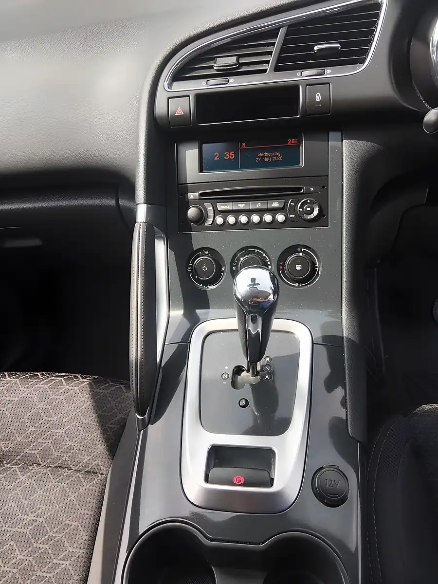 Used 2014 Peugeot 3008 Active Red - Interior and Exterior details 18