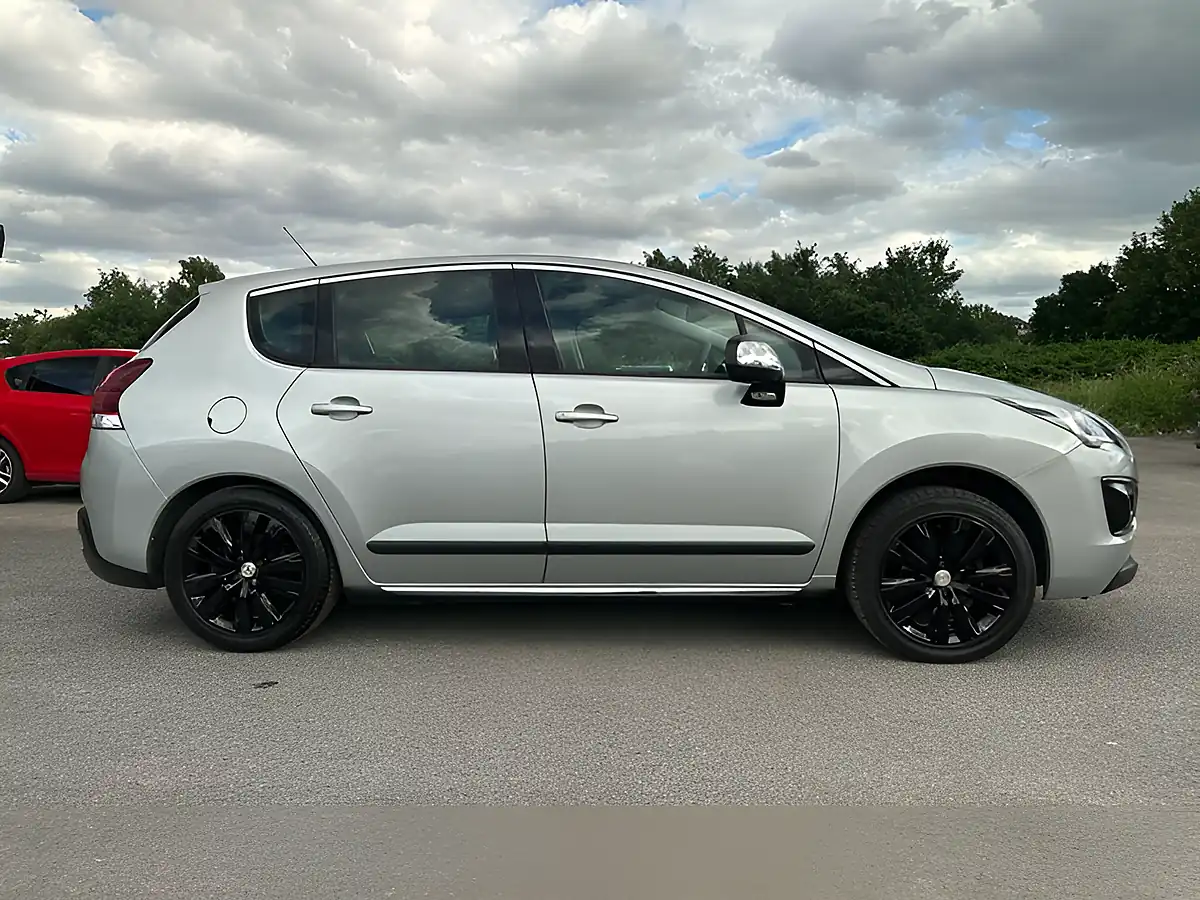 Used 2014 Peugeot 3008 Active Silver - Interior and Exterior details 12