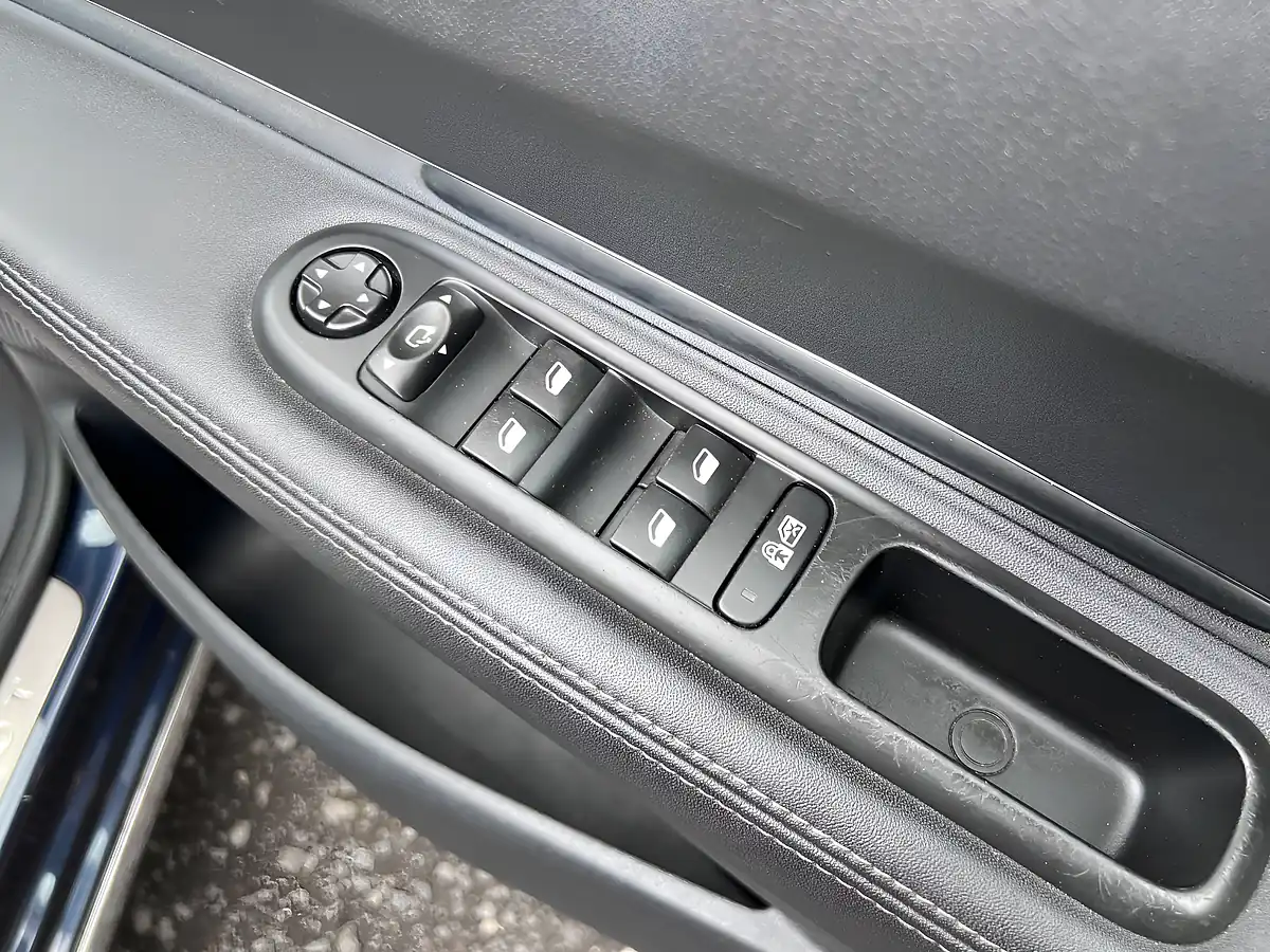 Used 2014 Peugeot 3008 Allure Blue - Interior and Exterior details 12