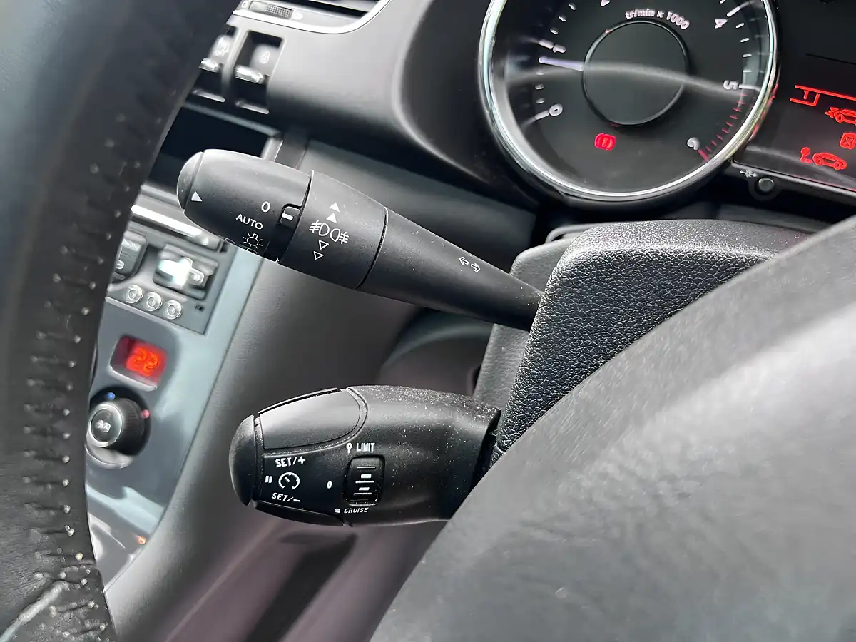 Used 2014 Peugeot 3008 Allure Blue - Interior and Exterior details 13