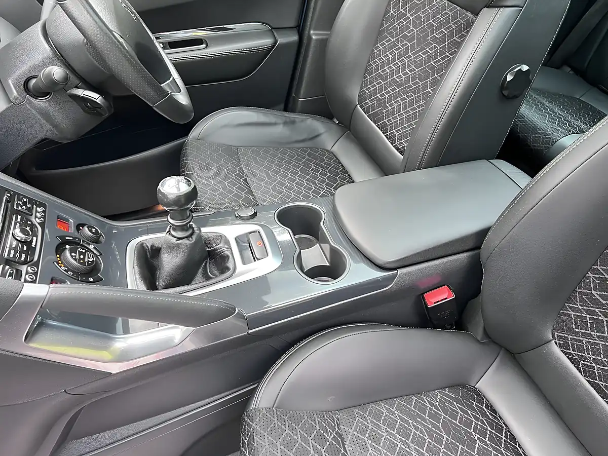 Used 2014 Peugeot 3008 Allure Blue - Interior and Exterior details 19