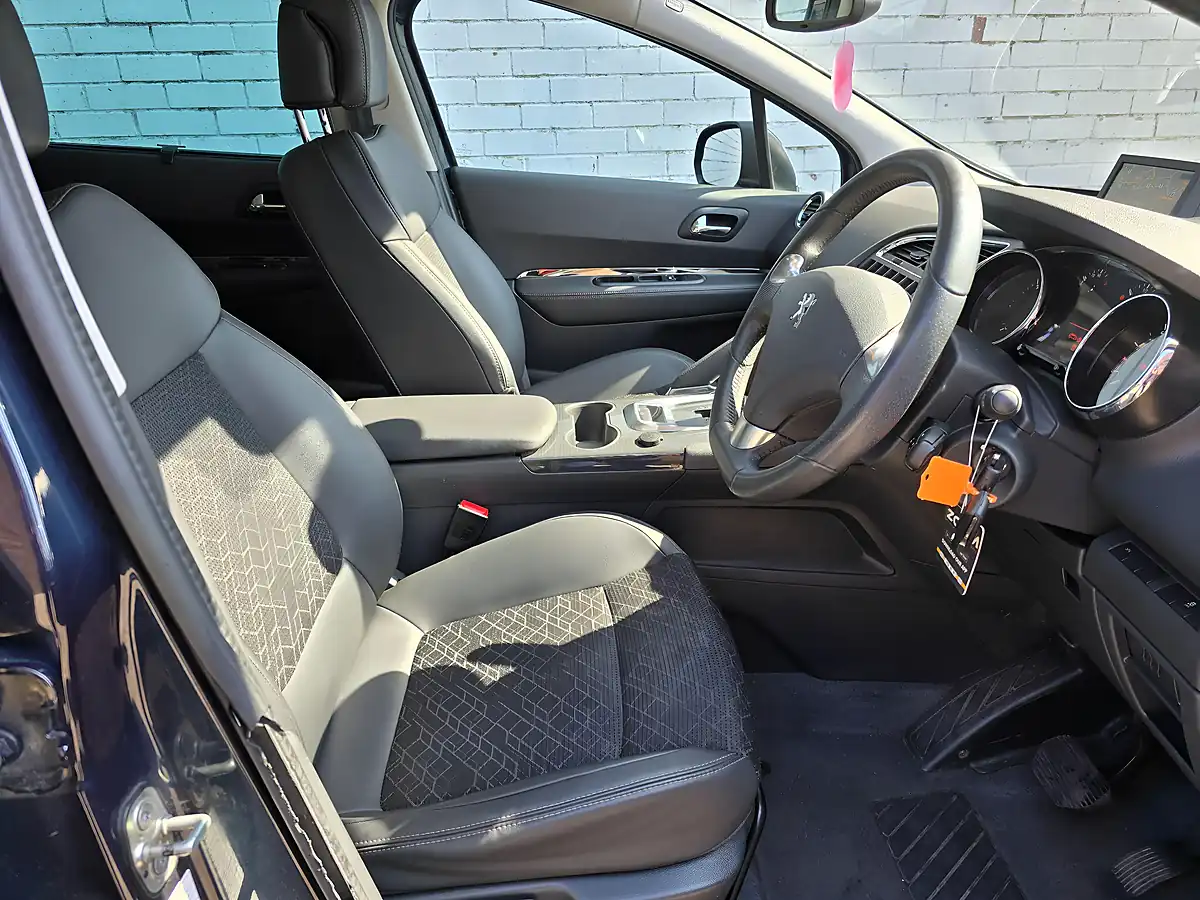 Used 2014 Peugeot 3008 Allure Blue - Interior and Exterior details 13